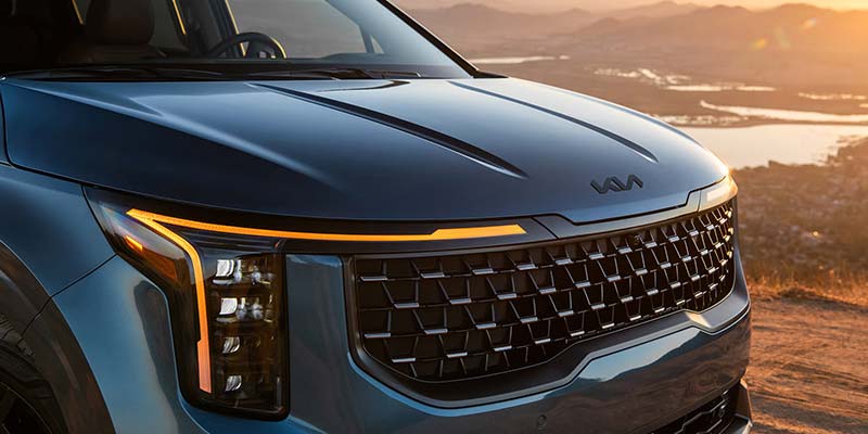 Close up of 2026 Kia Carnival Hood