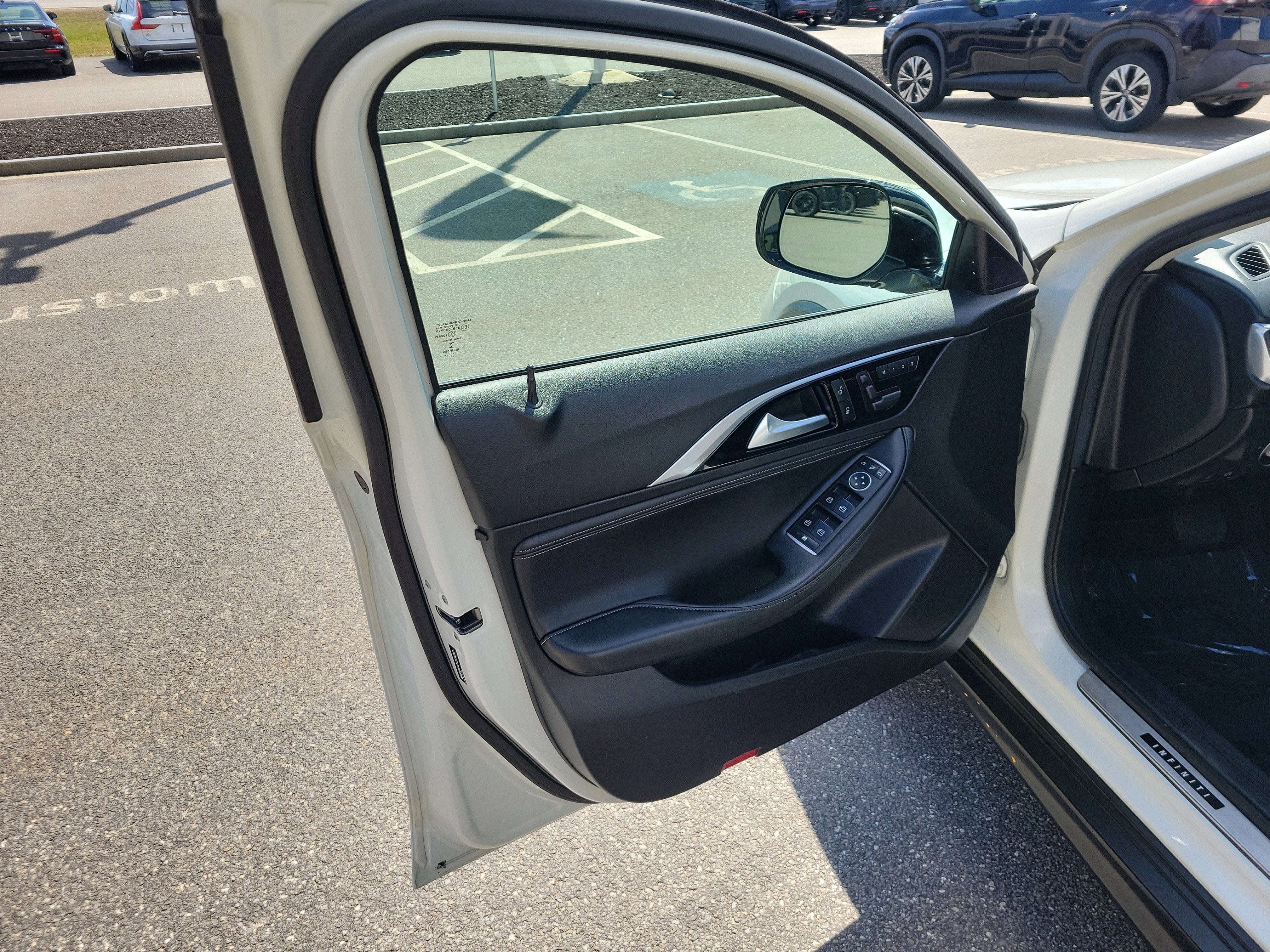 2019 INFINITI QX30 LUXE