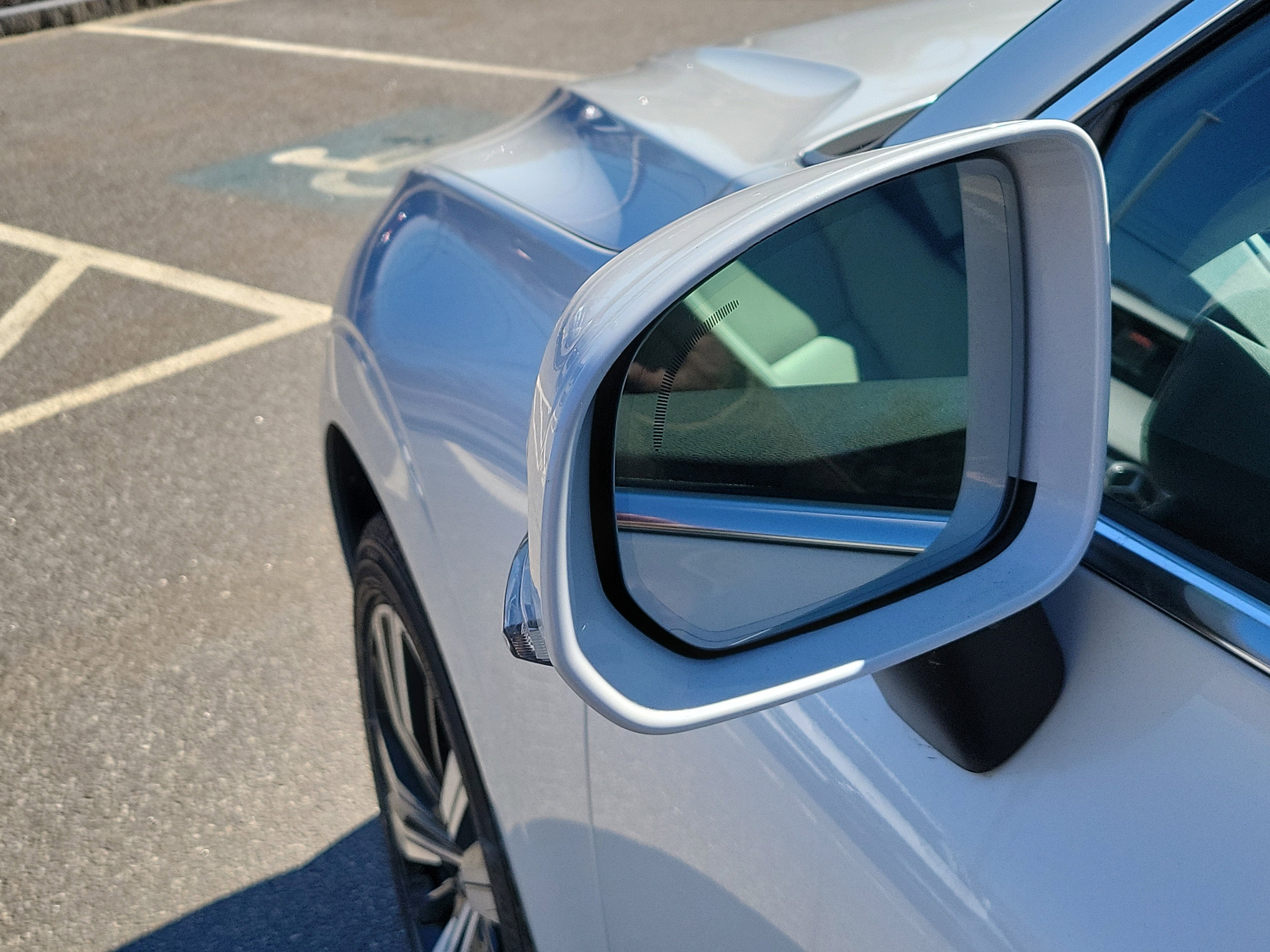 2023 Volvo XC60 Plus Bright Theme