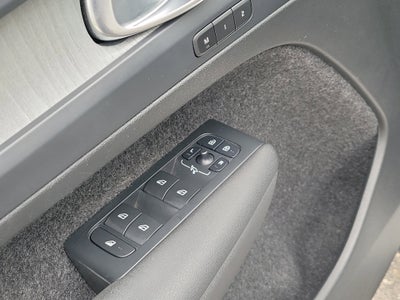 2024 Volvo XC40 Plus Bright Theme