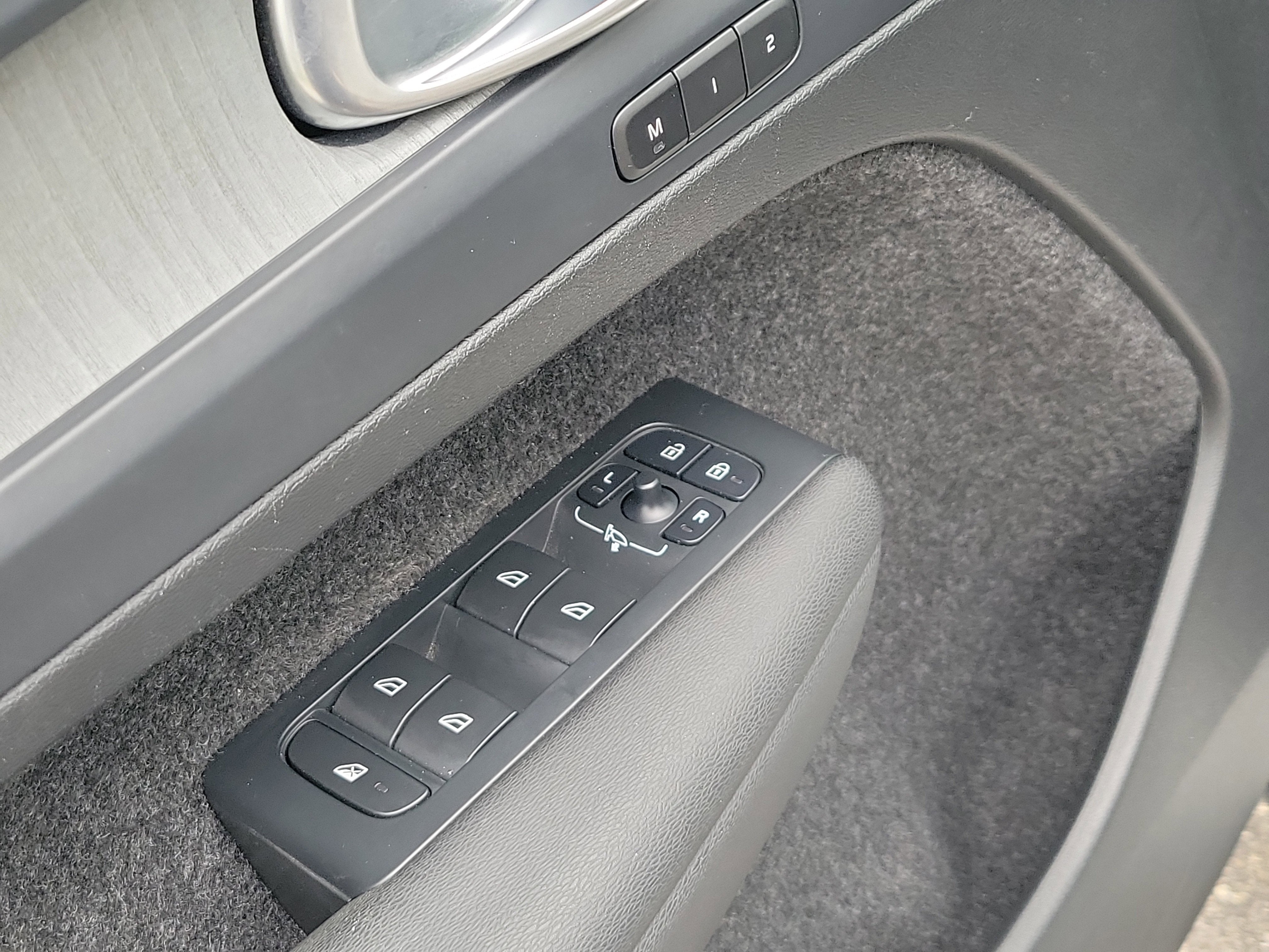 2024 Volvo XC40 Plus Bright Theme