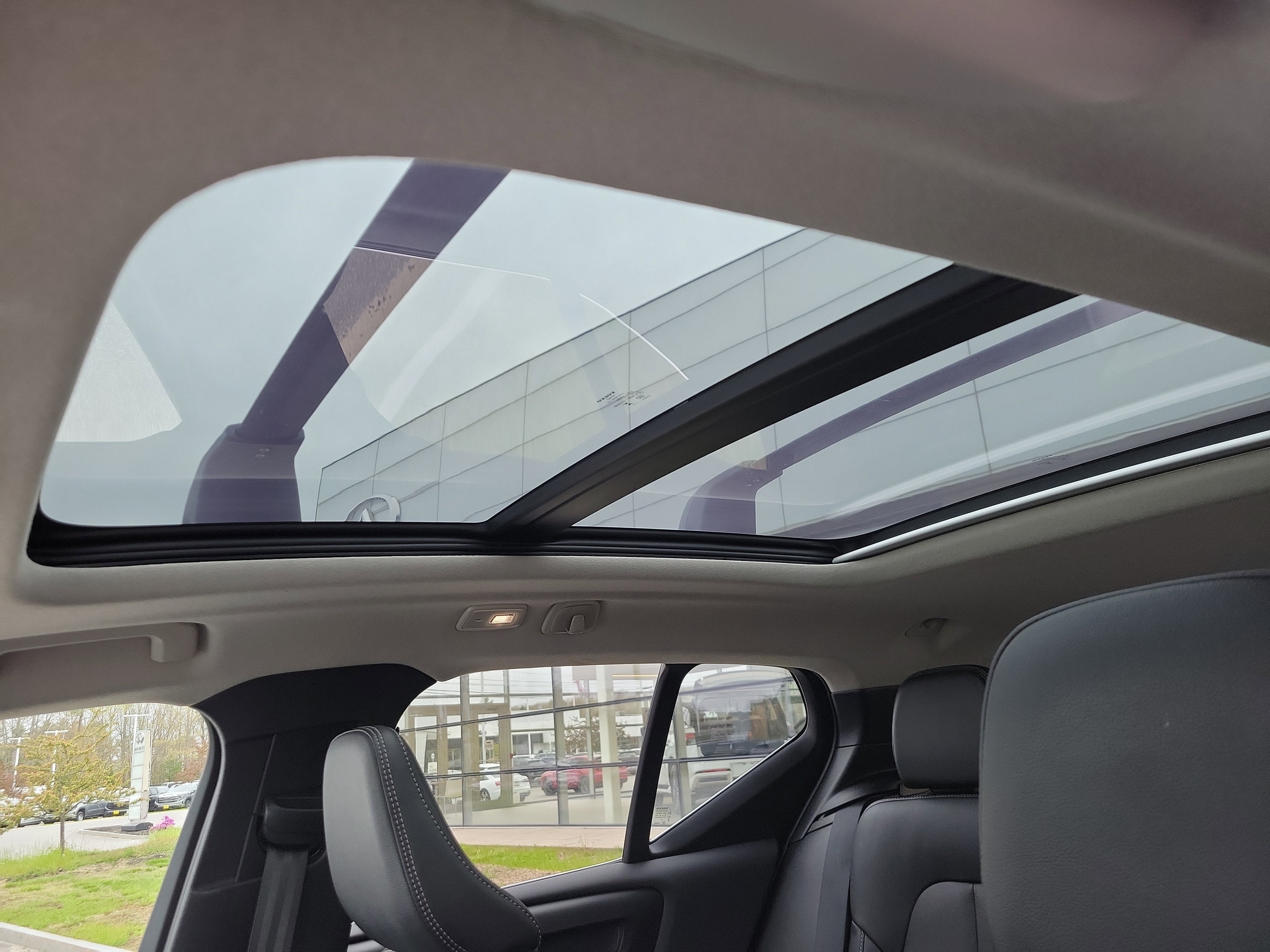 2024 Volvo XC40 Plus Bright Theme