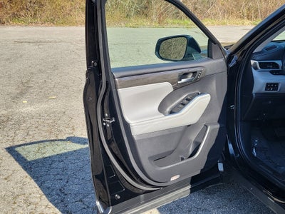 2023 Toyota Highlander Hybrid Platinum